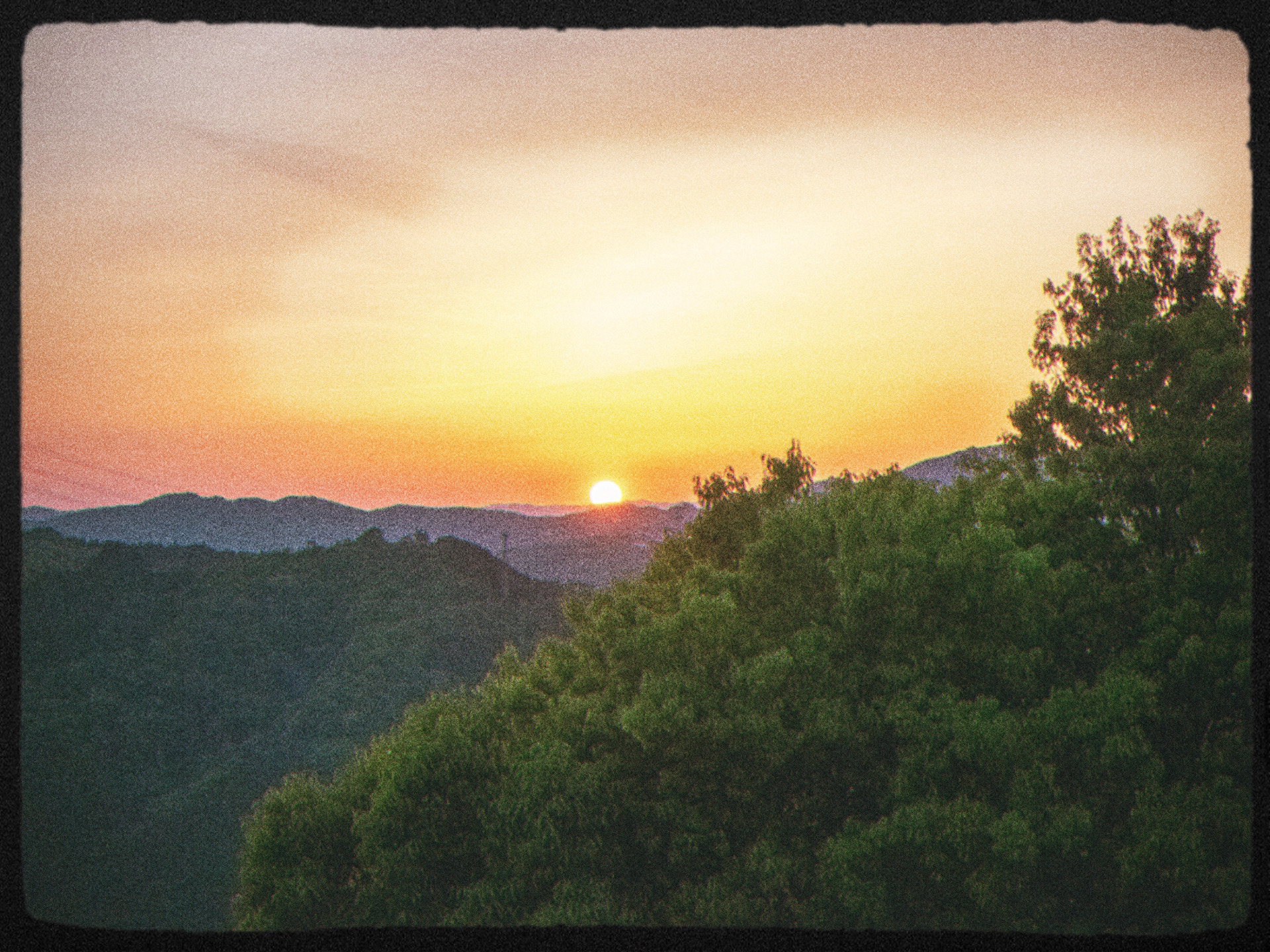 山並みに沈む夕日